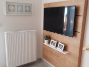 Deska pod TV