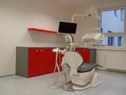 Zubní ordinace červená čínská, šedá prachová
