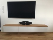 Stolek pod TV