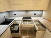 Korpus BÍLÁ PERLIČKA PEARL WHITE 8100 PE_NK MDFL W1100 PGST9 ALPSKÁ BÍLÁ LESK + GOLD HUDSON OAK K529 HU PD+ZP 44375 DP BETON ART PERLOVĚ ŠEDÝ