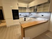 Korpus BÍLÁ PERLIČKA PEARL WHITE 8100 PE_NK MDFL W1100 PGST9 ALPSKÁ BÍLÁ LESK + GOLD HUDSON OAK K529 HU PD+ZP 44375 DP BETON ART PERLOVĚ ŠEDÝ