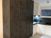 Korpus BR ŠEDÁ PERLIČKA SPAN 621 PE_NK Folie Jasmín B mat, tvar C0_Komíny PD+ZP-F187 ST9 BETON CHICAGO TMAVÝ