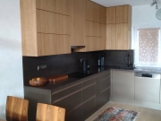 Korpus BR ŠEDÁ PERLIČKA SPAN 621 PE_NK BRONZOVÁ 8348 PE+DÝHA DUB EVROPSKÝ_ZP+PD CORIAN COCOA BROWN