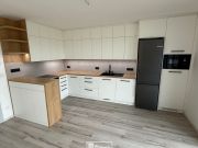 Korpus BÍLÁ HLADKÁ PEARL WHITE 8100 SM_NK BÍLÁ HLADKÁ PEARL WHITE 8100 SM_PD-H3730 ST10 HICKORY PŘÍRODNÍ_ZP 42364 DP BETON SAND