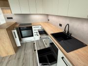 Korpus BÍLÁ HLADKÁ PEARL WHITE 8100 SM_NK BÍLÁ HLADKÁ PEARL WHITE 8100 SM_PD-H3730 ST10 HICKORY PŘÍRODNÍ_ZP 42364 DP BETON SAND