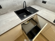 Korpus BÍLÁ PERLIČKA PEARL WHITE 8100 PE_NK MDFL W1100 PGST9 ALPSKÁ BÍLÁ LESK + GOLD HUDSON OAK K529 HU PD+ZP 44375 DP BETON ART PERLOVĚ ŠEDÝ