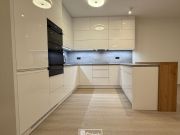 Korpus BÍLÁ PERLIČKA PEARL WHITE 8100 PE_NK MDFL W1100 PGST9 ALPSKÁ BÍLÁ LESK + GOLD HUDSON OAK K529 HU PD+ZP 44375 DP BETON ART PERLOVĚ ŠEDÝ