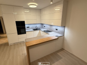 Korpus BÍLÁ PERLIČKA PEARL WHITE 8100 PE_NK MDFL W1100 PGST9 ALPSKÁ BÍLÁ LESK + GOLD HUDSON OAK K529 HU PD+ZP 44375 DP BETON ART PERLOVĚ ŠEDÝ