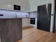 Korpus-BR-BILA-PERLICKA-8100-PE_NK-BILA-VYS.LESK-SE2HGHG-2-STR_PDZP-44375-DP-BETON-ART-PERLOVE-SEDY