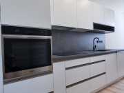 Korpus-BR-BILA-PERLICKA-SPAN-605-PE_NK-BR-BILA-PERLICKA-SPAN-605-PE_PDZP-F187-ST9-BETON-CHICAGO-TMAVY..