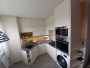 Korpus-BR-BILA-PERLICKA-SPAN-605-PE_NK-folie-jasmin-mat-tvar-C0_PD-F187-ST9-BETON-CHICAGO-TMAVY_ZP-Lamino-381-PR-kalene-sklo-RAL-9001