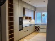Korpus-SEDA-PERLICKA-112-PE_NK-ZELENA-SALVEJ-U638-ST9_PD-ABKSTONE-PIETRA-GREY-SOFT-tl.12mm_ZP-H3730-ST10-DUB-HICKORY-PRIRODNI