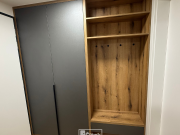 Skříň do chodby s odkládací částí