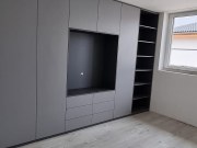 Vestavěná skříň na panty s nikou