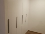 Vestavěná skříň BR BÍLÁ HLADKÁ SPAN 605 SM_Úchyty Lucato